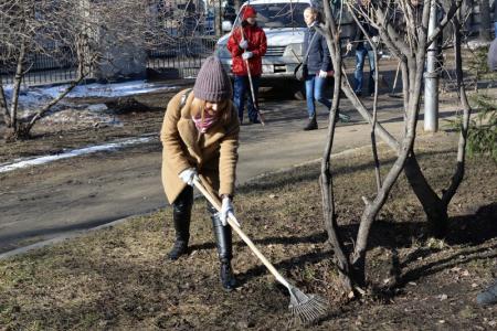 Новосибирские коммунисты привели в порядок Сквер Героев революции