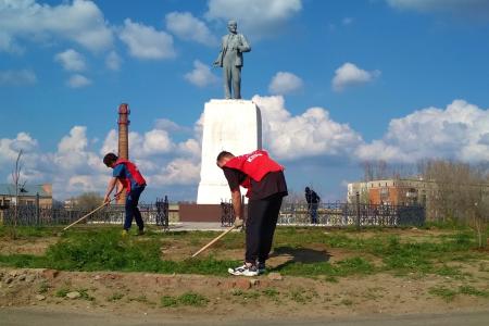 Астраханские коммунисты провели ленинский субботник