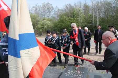 Коммунисты Пскова почтили память Почётного гражданина Пскова Михаила Минина, водрузившего Знамя Победы над Рейхстагом