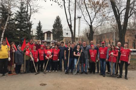 В Волгограде прошли коммунистические субботники и акция в честь первого полета человека в космос 