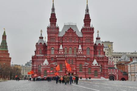 «Время первых». Коммунисты возложили цветы к могилам советских покорителей космоса у Кремлевской стены
