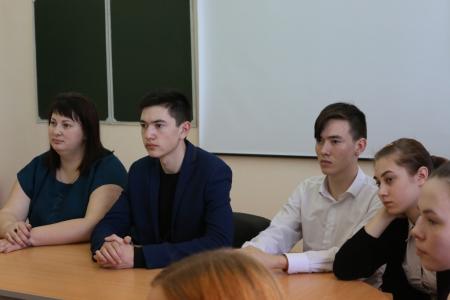 Депутат-коммунист Тюменской областной Думы Т.Н. Казанцева провела парламентский урок в МАОУ №14 города Тобольска