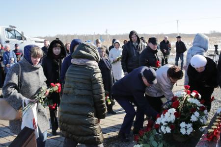 Депутат-коммунист Тамара Казанцева возложила цветы к памятнику погибшим в авиакатастрофе  в окрестностях города Тюмени​