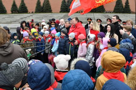 «Время первых». Коммунисты возложили цветы к могилам советских покорителей космоса у Кремлевской стены