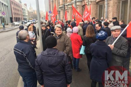 «Дерипаску под суд». В Москве депутаты от КПРФ вышли на пикет