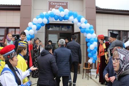 Коммунисты Калмыкии подарили сельскому Дому культуры мультимедиа-проектор