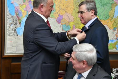 Депутаты фракции КПРФ в Госдуме награждены памятной медалью ЦК КПРФ «75 лет освобождения Крыма и Севастополя»