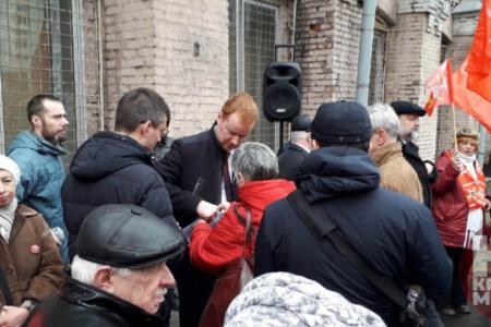 «Дерипаску под суд». В Москве депутаты от КПРФ вышли на пикет
