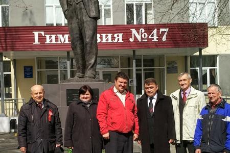 В Курганской области прошло возложение цветов  вождю мирового пролетариата
