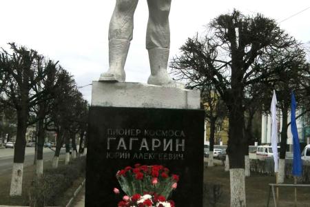 В Чувашии отметили день космонавтики возложением цветов к памятнику пионеру космоса