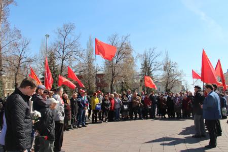В Самаре коммунисты возложили цветы к памятнику В.И. Ленину