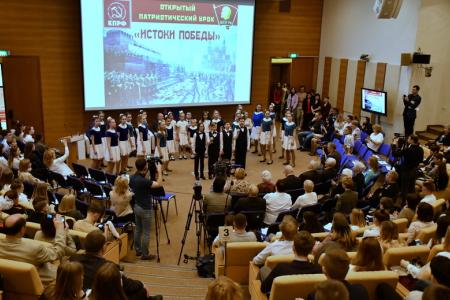 «Истоки нашей Победы». Г.А. Зюганов провел открытый патриотический урок для студентов и школьников
