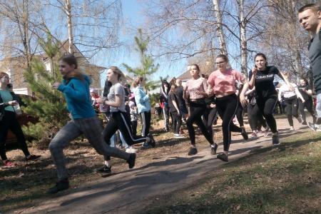 В Шуе прошел легкоатлетический кросс первокурсников, посвященный 100-летию Ленинского комсомола Ивановской области