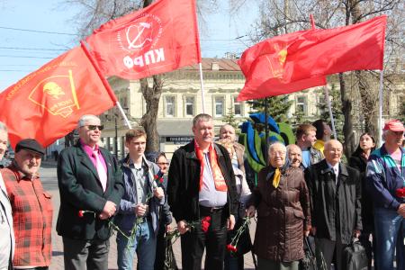В Самаре коммунисты возложили цветы к памятнику В.И. Ленину