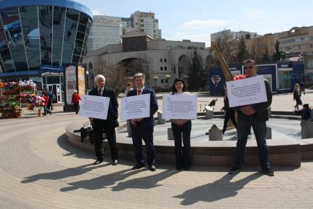 Депутаты-коммунисты вышли на пикет в центре Белгорода в поддержку Павла Грудинина