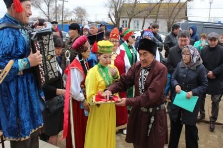 Коммунисты Калмыкии подарили сельскому Дому культуры мультимедиа-проектор