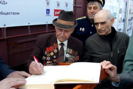 Саратовская область. В Петровске коммунисты встретили с красными знаменами легендарный воинский эшелон 