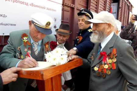 Саратовская область. В Петровске коммунисты встретили с красными знаменами легендарный воинский эшелон 
