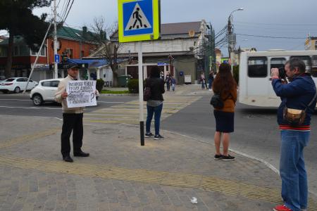 «Руки прочь от Зюганова!» В Краснодарском крае прошли пикеты в поддержку лидера КПРФ