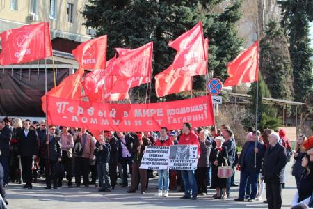 Цветы Юрию Гагарину от коммунистов Саратова