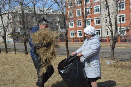 Еврейская АО. В Биробиджане прошёл традиционный коммунистический субботник возле памятника В.И. Ленину