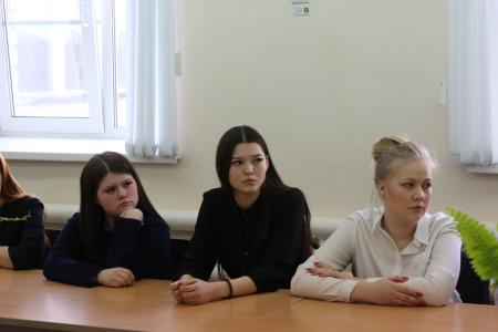 Депутат-коммунист Тюменской областной Думы Т.Н. Казанцева провела парламентский урок в МАОУ №14 города Тобольска