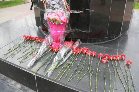 Коммунисты Калмыкии возложили цветы к памятникам Ленину