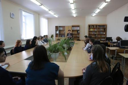Депутат-коммунист Тюменской областной Думы Т.Н. Казанцева провела парламентский урок в МАОУ №14 города Тобольска