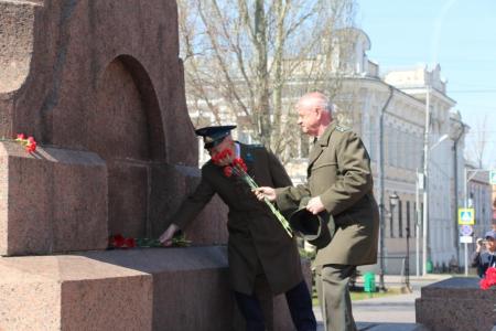 В Самаре коммунисты возложили цветы к памятнику В.И. Ленину