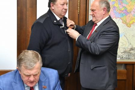 Депутаты фракции КПРФ в Госдуме награждены памятной медалью ЦК КПРФ «75 лет освобождения Крыма и Севастополя»