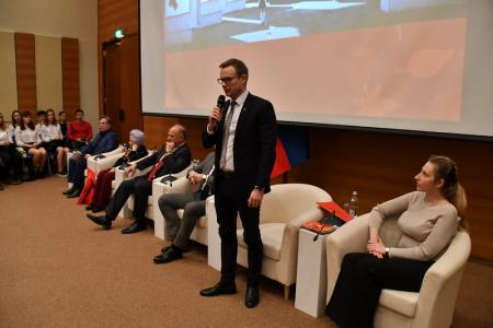 «Истоки нашей Победы». Г.А. Зюганов провел открытый патриотический урок для студентов и школьников
