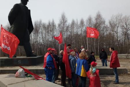 Подмосковные коммунисты провели субботник у монумента В.И.Ленина на Каширском шоссе