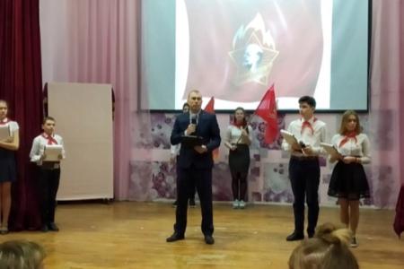 Новосибирские пионеры посвятили в октябрята своих младших товарищей