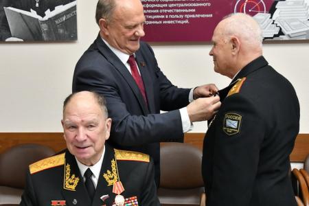 Г.А. Зюганов наградил памятными медалями ЦК КПРФ ветеранов космонавтики