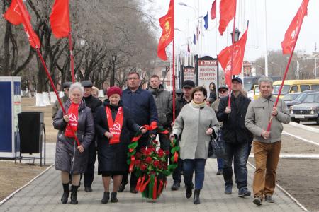 В день рождения Ленина в Благовещенске коммунисты возложили  цветы к памятникам В.И. Ленина
