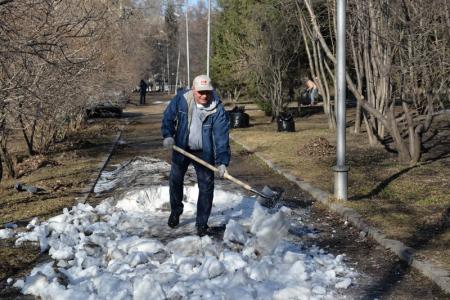 Новосибирские коммунисты привели в порядок Сквер Героев революции