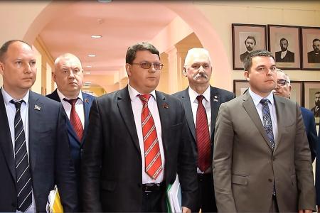 Самарская область. Депутаты фракций КПРФ, ЛДПР и СР устроили итальянскую забастовку на пленарном заседании областного парламента