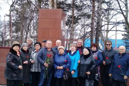 Камчатские коммунисты возложили цветы к памятнику Ленину