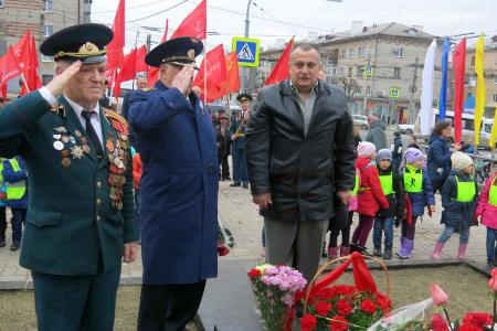  В Чувашии отметили день космонавтики возложением цветов к памятнику пионеру космоса