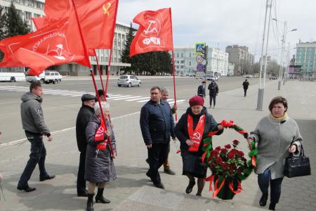 В день рождения Ленина в Благовещенске коммунисты возложили  цветы к памятникам В.И. Ленина
