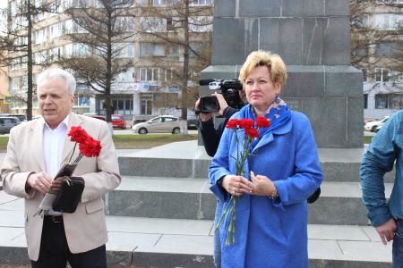 Во Владимире прошло традиционное возложение цветов к памятникам В.И. Ленину