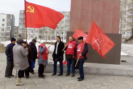 Камчатские коммунисты возложили цветы к памятнику Ленину