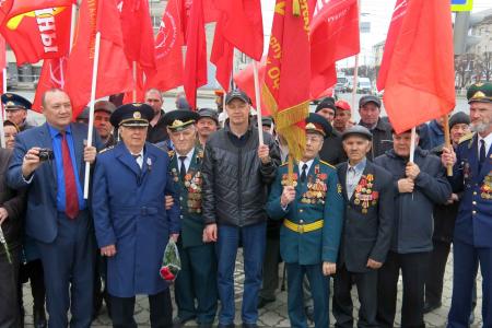  В Чувашии отметили день космонавтики возложением цветов к памятнику пионеру космоса