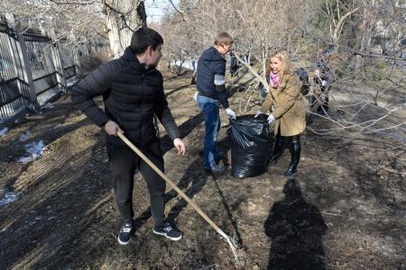 Новосибирские коммунисты привели в порядок Сквер Героев революции