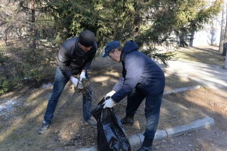 Новосибирские коммунисты привели в порядок Сквер Героев революции