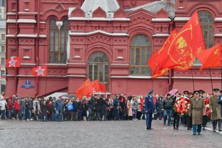 «Время первых». Коммунисты возложили цветы к могилам советских покорителей космоса у Кремлевской стены