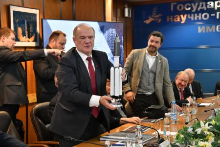 Г.А. Зюганов предложил простить долги Центру им. Хруничева