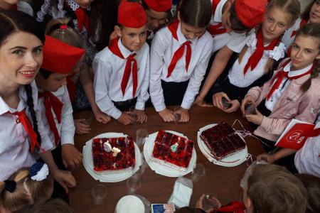 «С огнём пионерским в груди». В Севастополе отметили День пионерии праздничным концертом