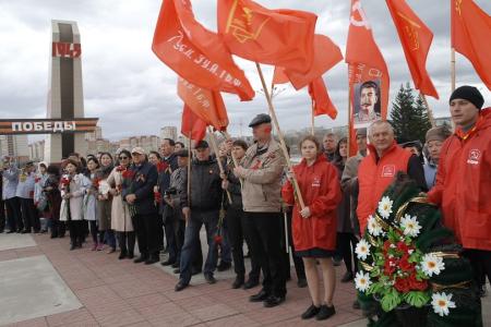 Коммунисты Забайкалья прошли в Бессмертном полку с копиями Знамени Победы