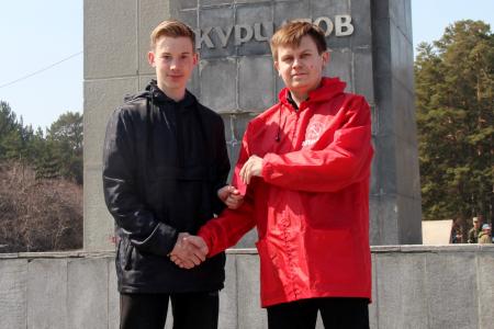 Южноуральский комсомол провёл красную пробежку под лозунгом «Цвет Победы – Красный!»
